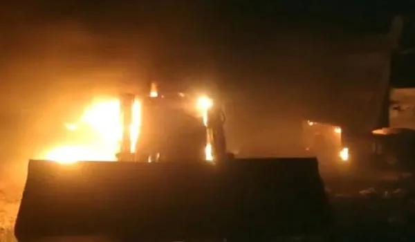 Chhattisgarh: संदिग्ध नक्सलियों ने खनन कार्य में लगे वाहनों में आग लगाई